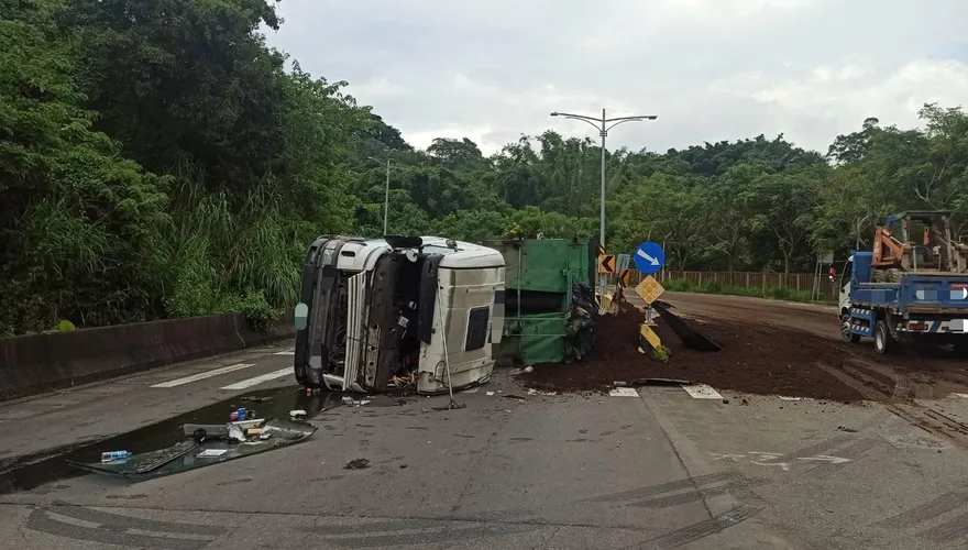 大翻車！台中大貨車下坡失速又超載　培養土灑滿路面