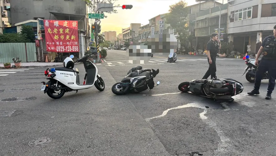 影/路口3機車禮讓救護車反「撞成一團」　疑未安全車距惹禍