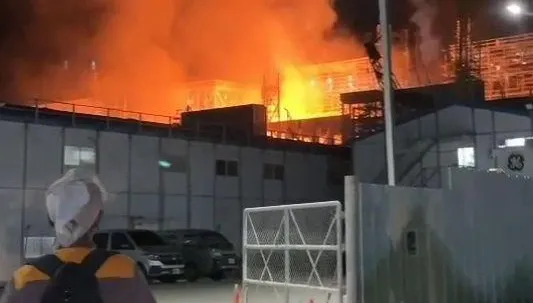 興達電廠爆炸火警最新！市府「勒令停工」廠長鞠躬道歉
