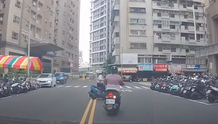 騎士逆向闖紅燈還罵人只為這件事　民眾目擊PO網警開罰