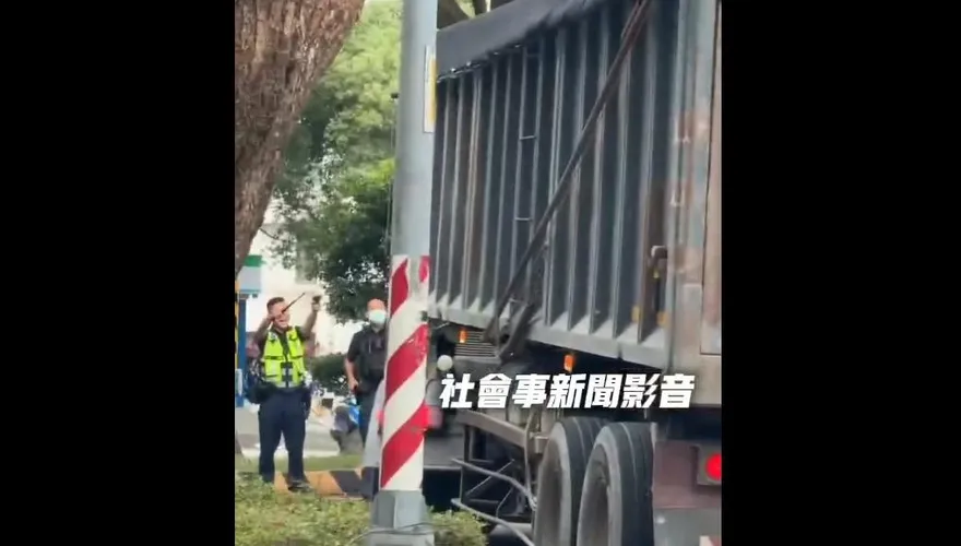 影/從國道追到林口市區　聯結車「疑超載拒檢」不甩警拔槍落跑