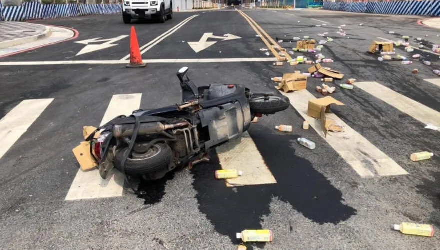 新莊女開車闖紅燈撞飛機車　送貨男「髖關節斷裂」重傷