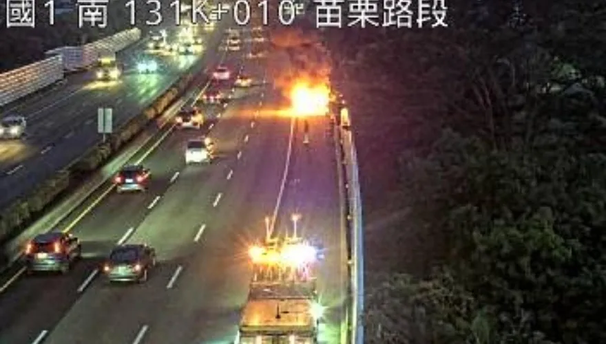 國1苗栗段行駛中小貨車起火燒到剩骨架　駕駛及時逃生