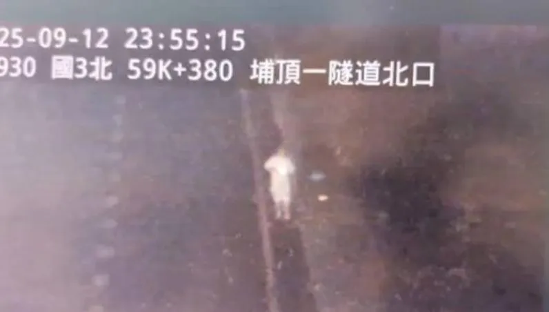 國道3號深夜車禍！駕駛自撞護欄逃逸　落跑畫面全被拍