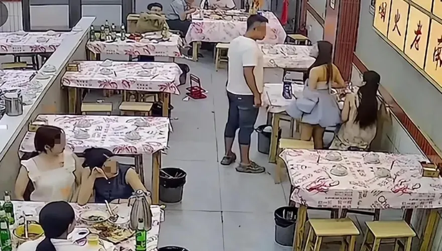 碰一下都不行！陸醉漢吃宵夜「摸鄰桌嫩妹頭」下場慘了
