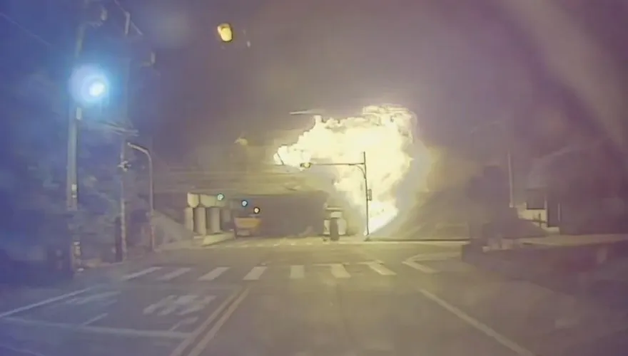 影/警車剛駛過！國1聯結車翻覆爆炸起火　水泥塊雨狂砸