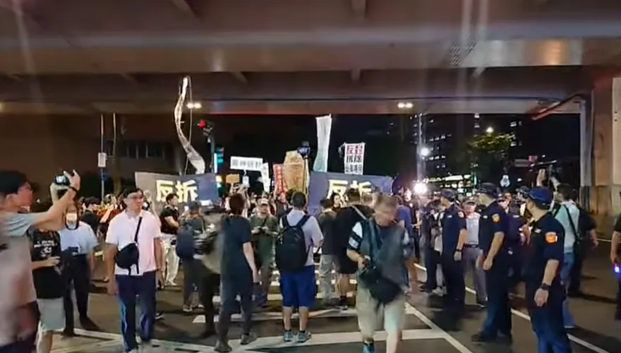 抗議拆除公館圓環爆衝突！民眾毆警影片曝光　網灌爆苗博雅臉書