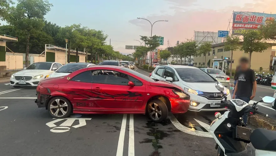 影/轎車「神秘迴轉」！男子稱路況不熟　逆向撞車幸無人傷