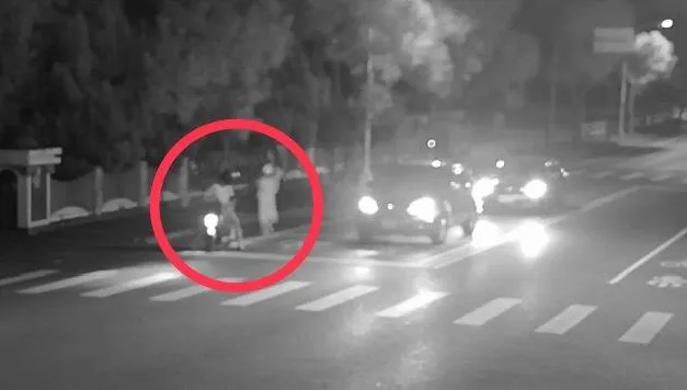 恐怖！男無視保護令深夜騎車追女　遇執勤員警救命