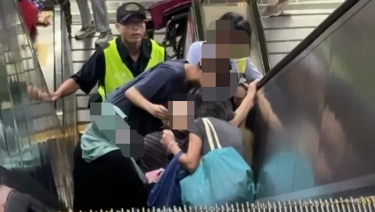 外籍看護永春站推輪椅誤闖手扶梯！翁重心不穩引乘客連環跌