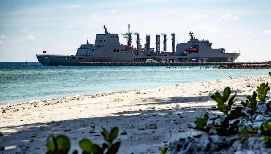 海軍2萬噸油彈補給艦磐石艦　停靠南沙太平島碼頭