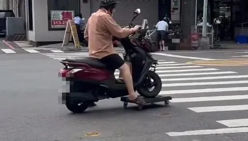影/機車疑故障！騎士前輪放平板車滑行　最重可罰3萬6