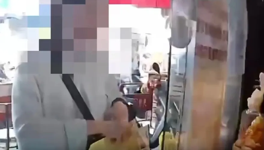影/台南雞排店女奧客消費刁難又「丟錢」　老闆不忍了：滾