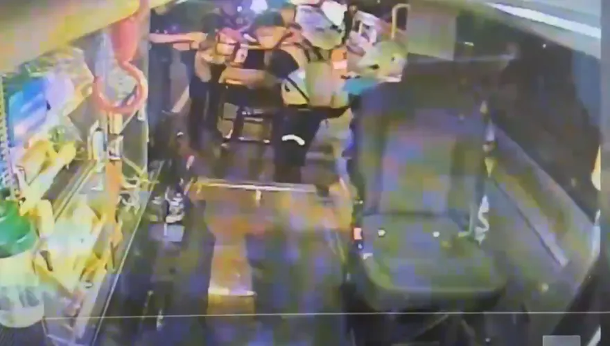 影/鳳鼻隧道「掛假車牌拒檢逃逸」自撞護欄　男女共赴黃泉