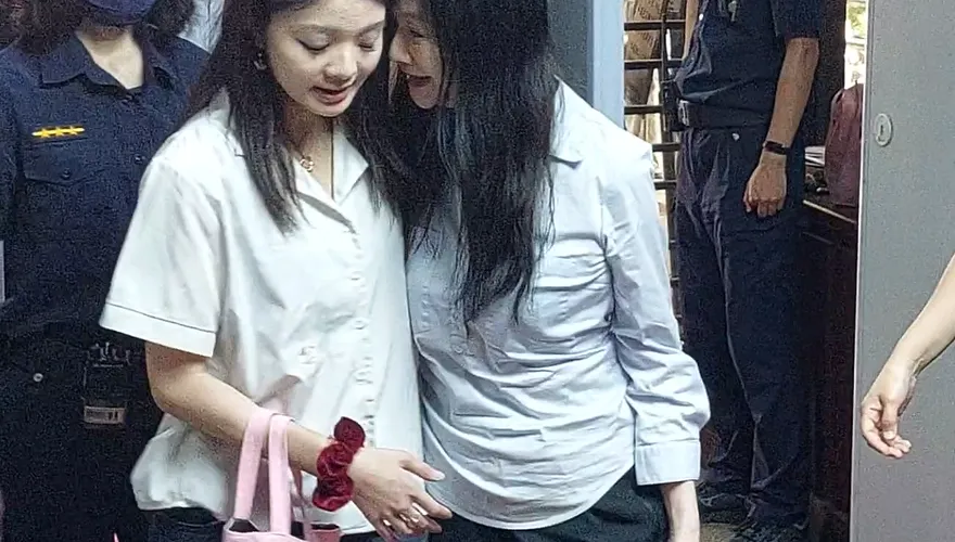 影/應曉薇正妹女兒不藏了！親嘴貼臉緊摟　送媽媽開羈押庭