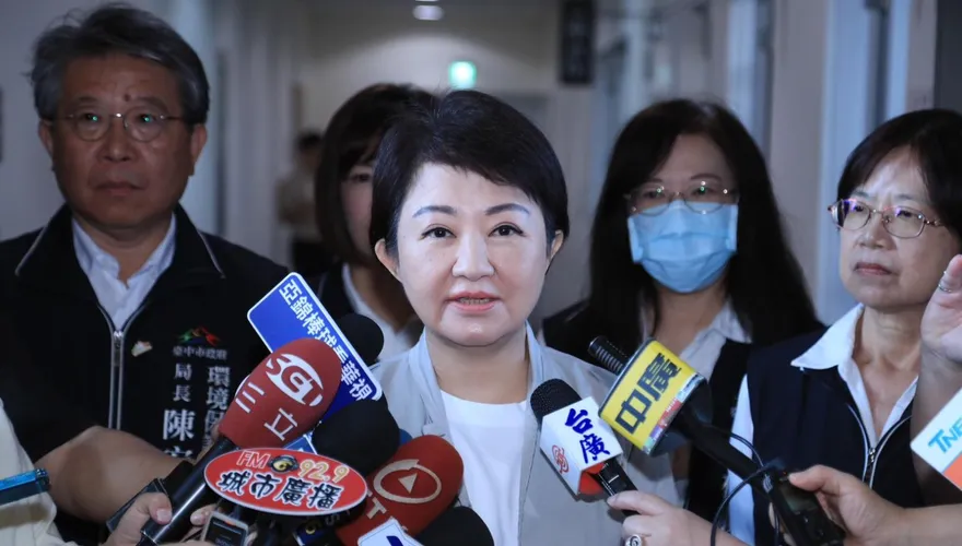 台中普發5萬爆衝突！盧秀燕遭綠夾攻表情超有戲　淡定撥髮影片曝