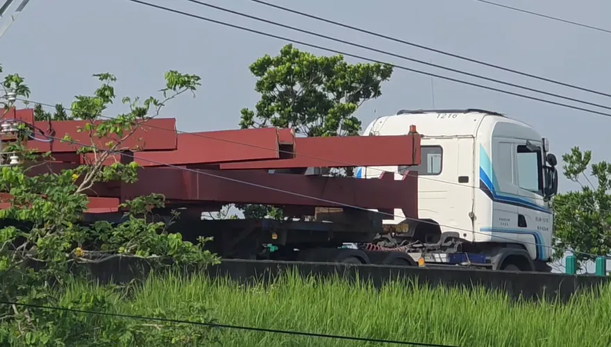 影/嘉義台82線聯結車鋼樑突掉落　嚴重回堵近2小時