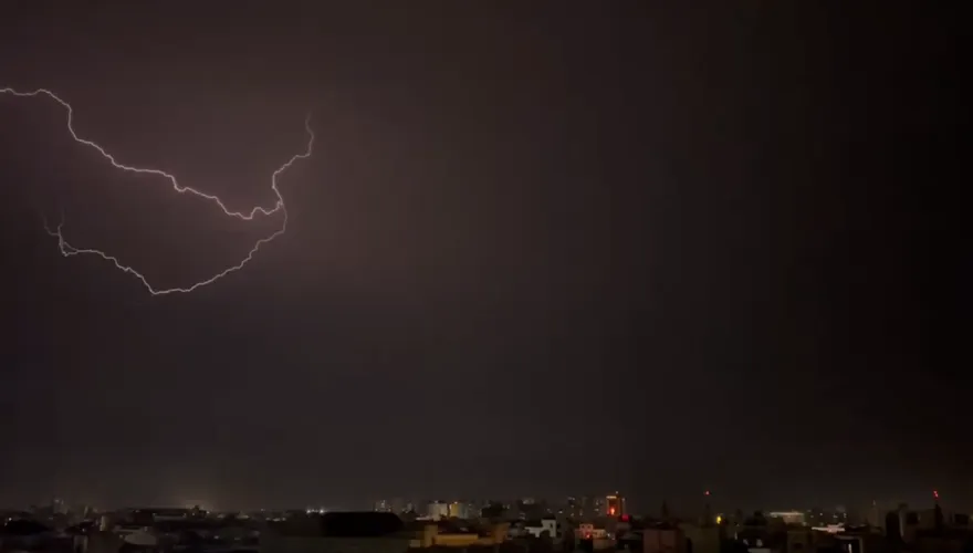 每2秒閃一次！閃電狂襲南台灣　氣象站揭原因