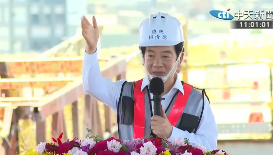 淡江大橋驚見「歡迎最親民賴總統視察」布條！民進黨斥藍抹黑