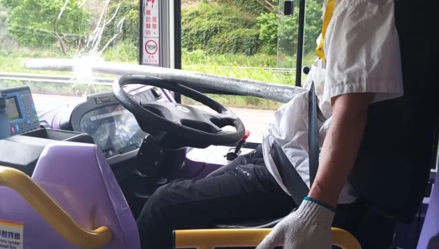 絕命終結站？「鐵管插胸」淡定停路邊　港公車司機被讚爆