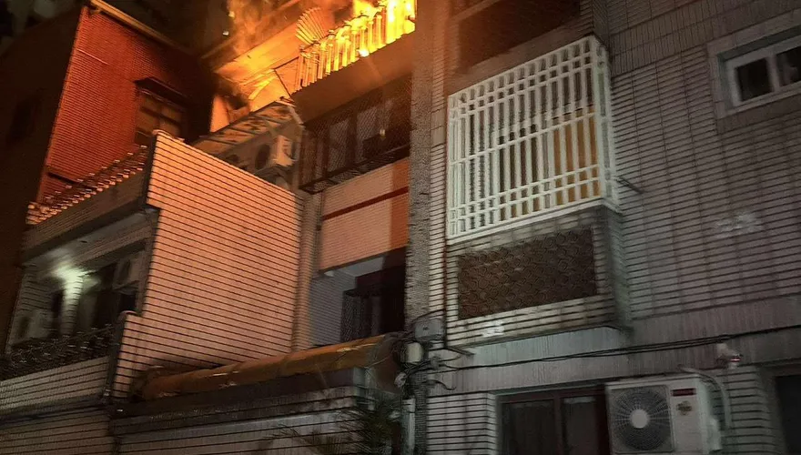 台中火警！頂樓加蓋神明廳起火燒到隔壁　幸無人傷亡