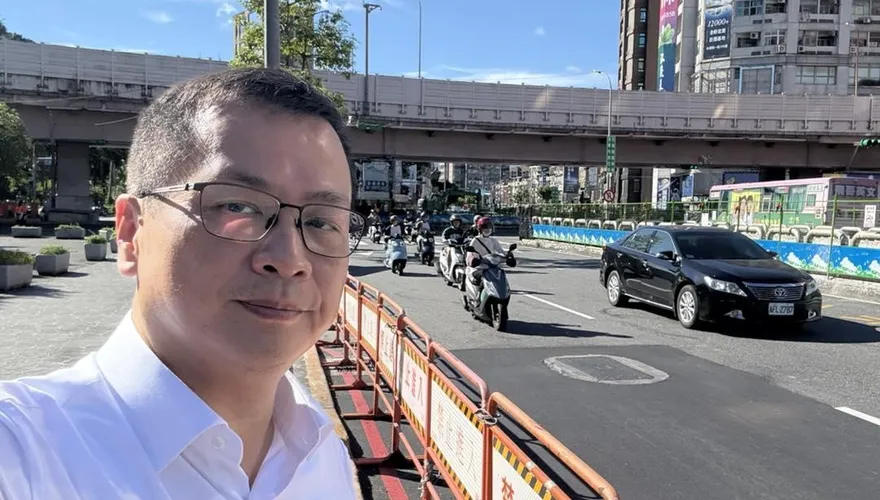 羅智強實測公館圓環交通！開嗆苗博雅「再繼續拗啊！」