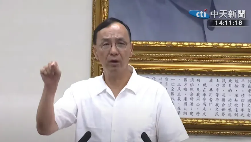 影/淡江大橋合龍掛紅布條「最親民總統」　朱立倫：一個笑話