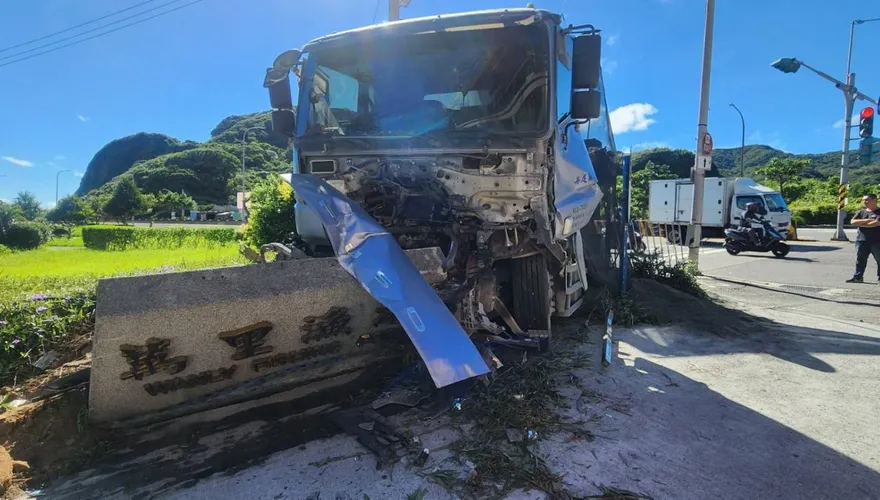 台二線曳引車疑煞車失靈！連環追撞後衝撞石碑