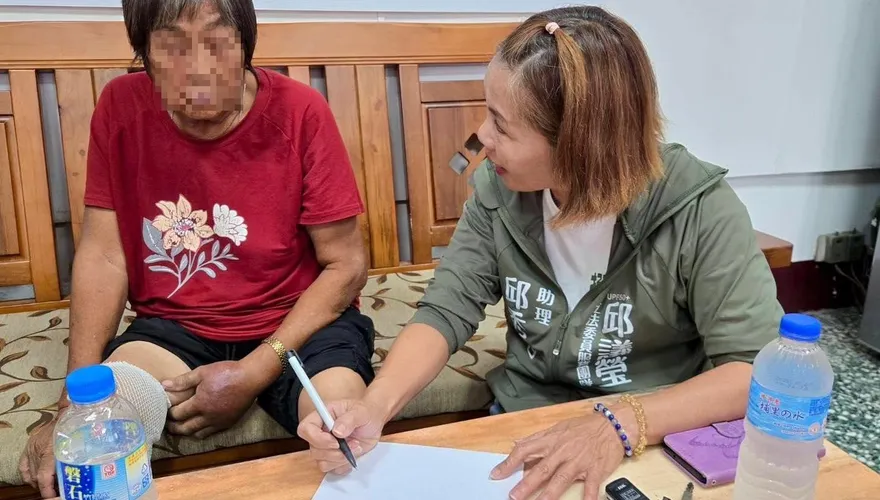 邱議瑩衝「美濃大峽谷」阿婆家！協助報案申請救助