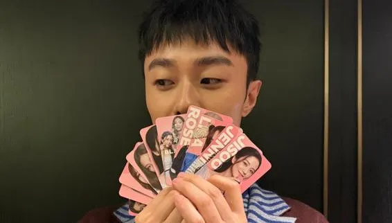 施柏宇赴韓宣傳！大展男友力替團隊下廚　嗨收BLACKPINK限量週邊