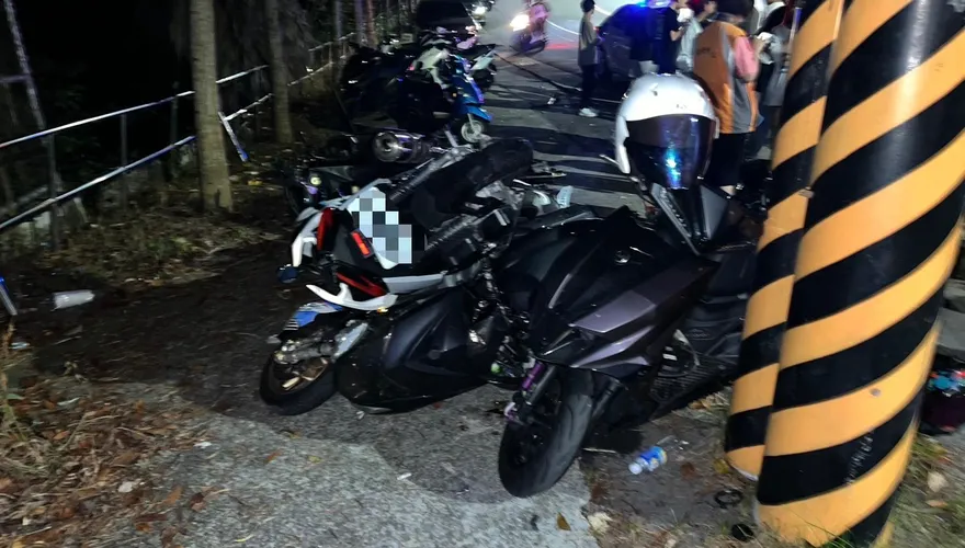 山路驚魂！台中男大生騎車失控狂撞6機車 嚇壞賞夜景民眾