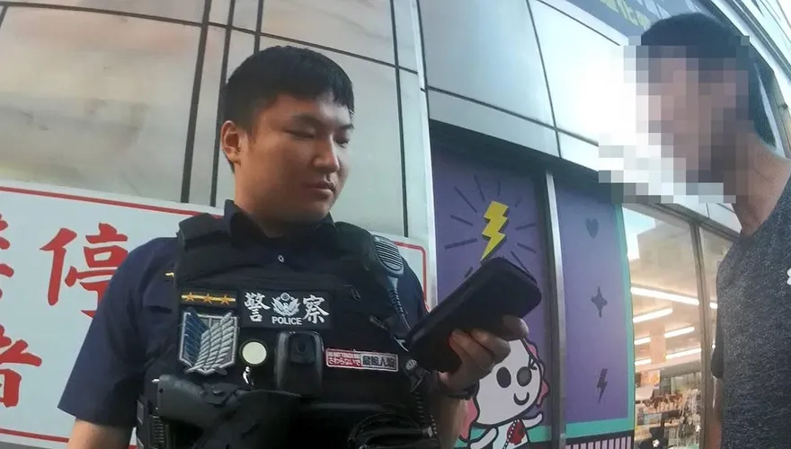影/私校教師遭控欠債不還　男子校門口撒傳單被送法辦