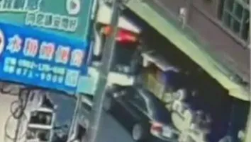影/不只美濃天坑出事！高雄公車驚爆「高速逆向撞轎車」