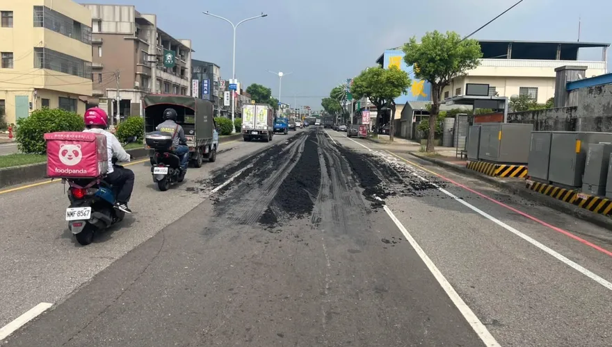大貨車載運泥土沿路狂掉　騎士來不及閃當場「雷殘」