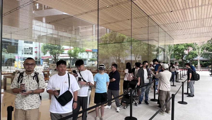iPhone 17今開賣直擊！連3年搶頭香「果粉」清晨5點排隊