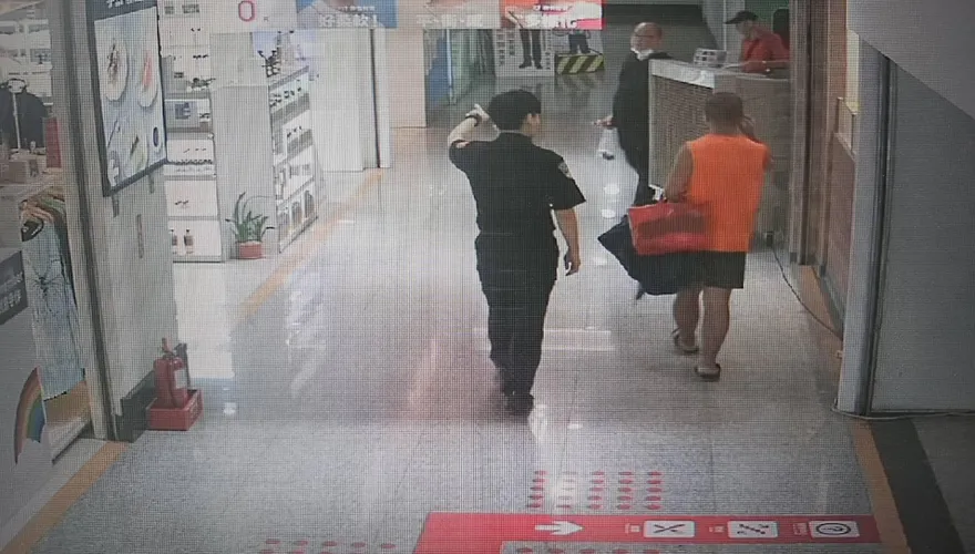 路易莎店員背包被偷　橘衣男竊賊太招搖環球逛街遭逮