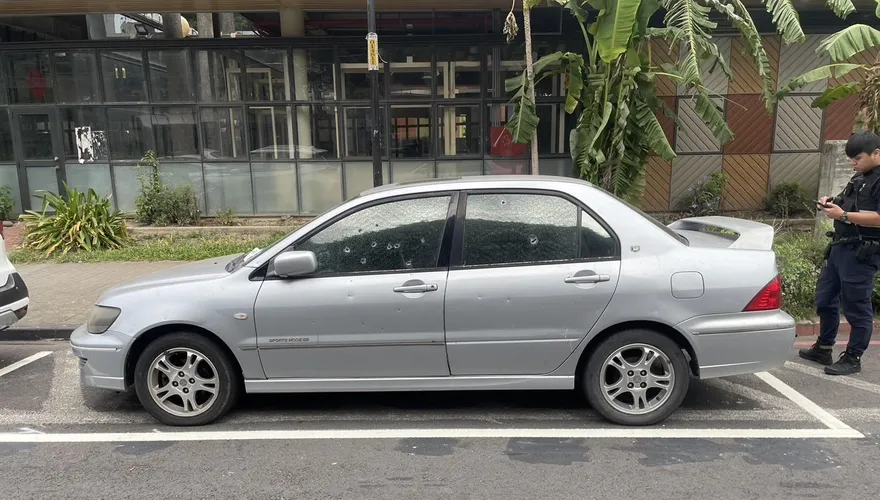 板橋某國小上學時間瘋狂開槍掃射　轎車轟成蜂窩