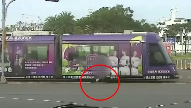 影/高雄阿伯騎單車疑違規右轉撞輕軌　驚險畫面曝光