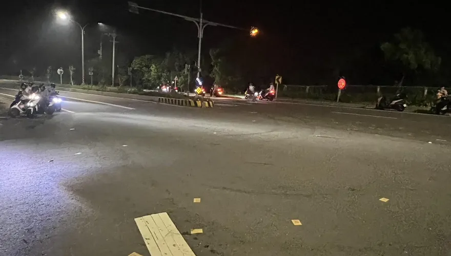 苗栗騎士深夜「捧遺照撒冥紙」籲減速　嚇壞路人警送辦