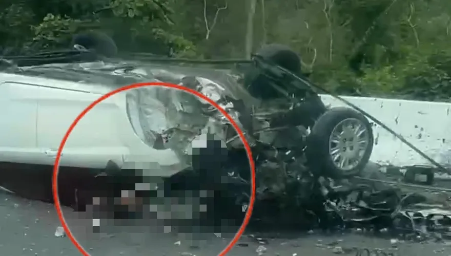 影/台南佳里重大車禍！自小客翻覆四輪朝天　駕駛卡車底