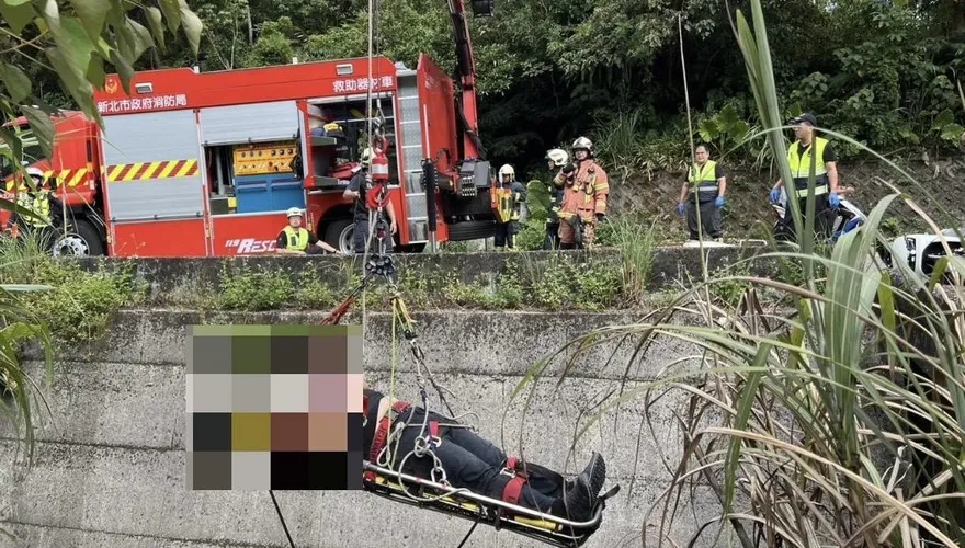 新北瑞芳機車衝落4米深溝　騎士受困緊急送醫