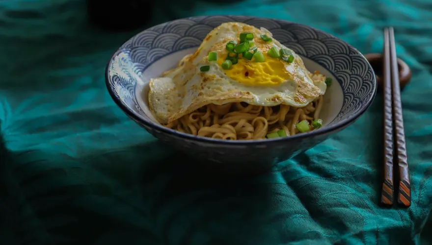 男吃麻醬麵「全身發黃」一度命危　醫：麻醬過期產生毒素