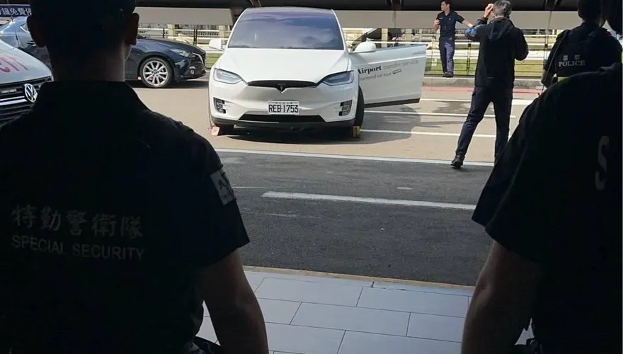 桃園機場傳槍響！疑白牌車拒檢還撞警　遭連開8槍截停