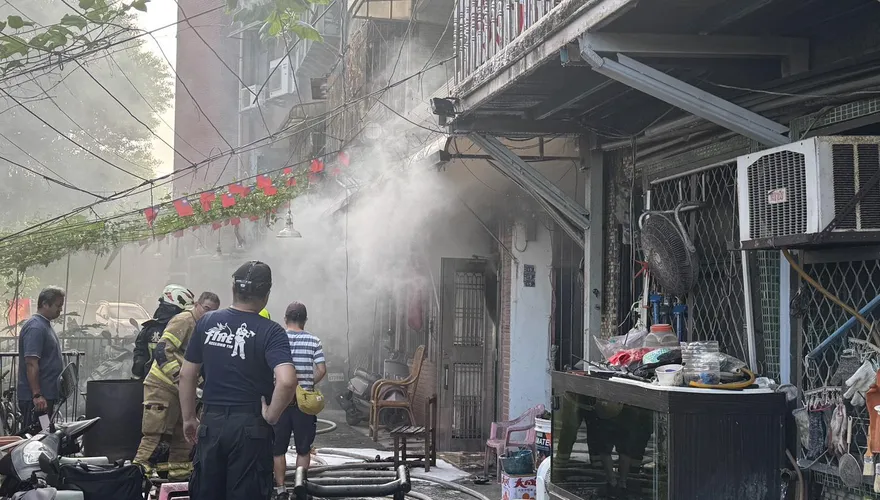 基隆巷內民宅火警！煙火燒竄4層樓　27名住戶緊急撤
