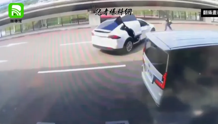 新角度畫面曝！桃機特斯拉拒檢撞警遭開8槍　港女噴出險遭輾