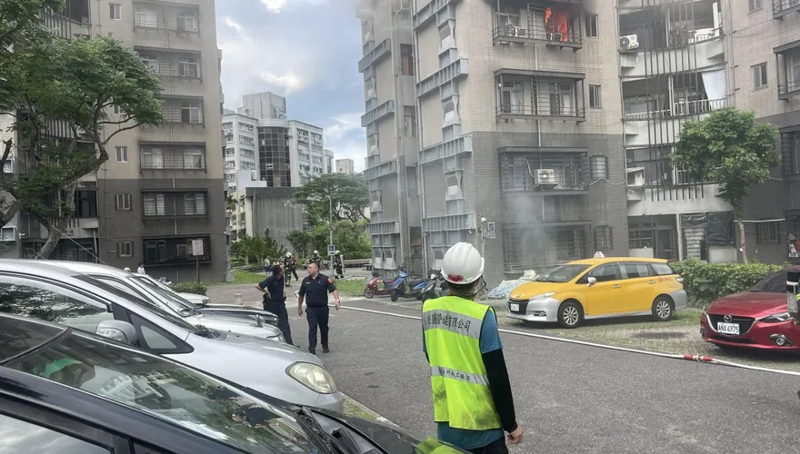 北市文山區公寓火警　7旬翁行動不便受困火場