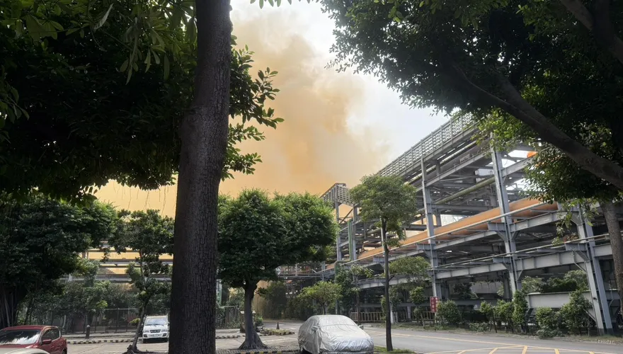影/中鋼高雄廠大火竄濃煙！疑「焦爐線路異常」　警消戒備中