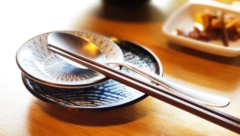 外出吃飯「熱水燙一下餐具」殺菌？　專家揭2條件才有效