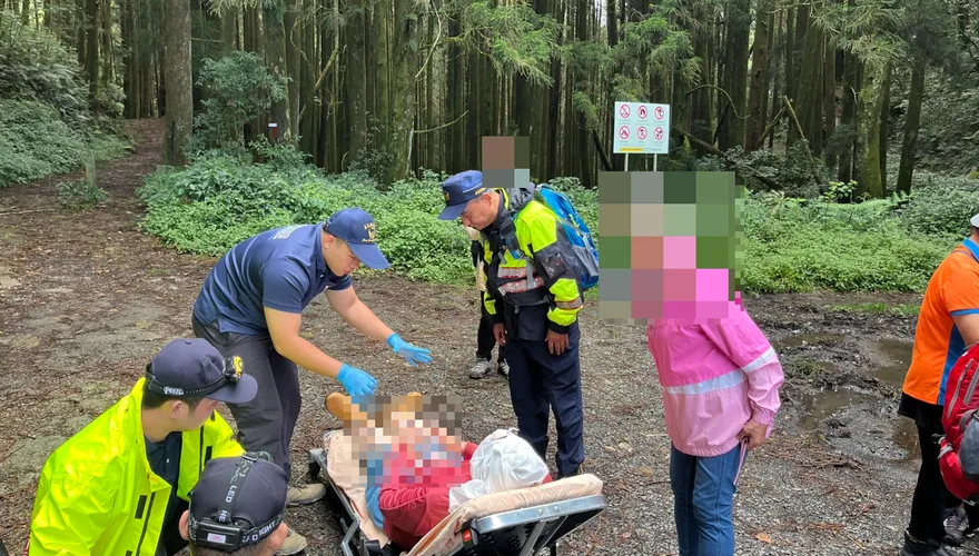 33人登山團出意外!！70歲嬤摔落阿里山邊坡受傷送醫