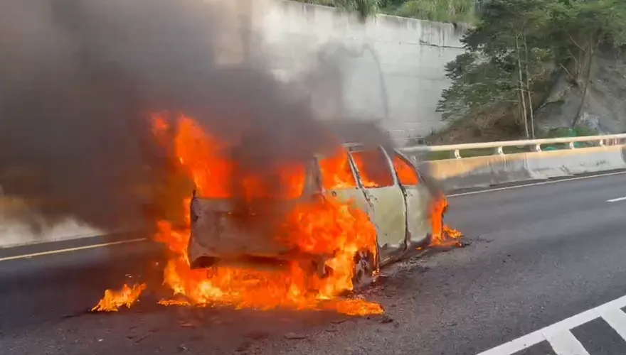 國4轎車自撞火燒車烈焰狂噴　幸駕駛及時逃生